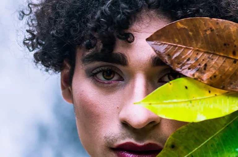 Kuntur Clinic clinica con cirujanos expertos en realizar microinjertos de cejas con tecnica DHI FUE zafiro para el colectivo trans en la provincia de Barcelona