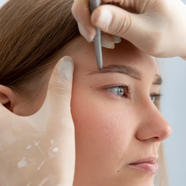 Kuntur Clinic clinica estetica experta en microinjertos capilares de cejas femeninas en la ciudad de Barcelona