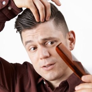 Cómo solucionar la caída de pelo causada por una enfermedad con Kuntur Clinic, centro capilar ubicado en la ciudad de Barcelona