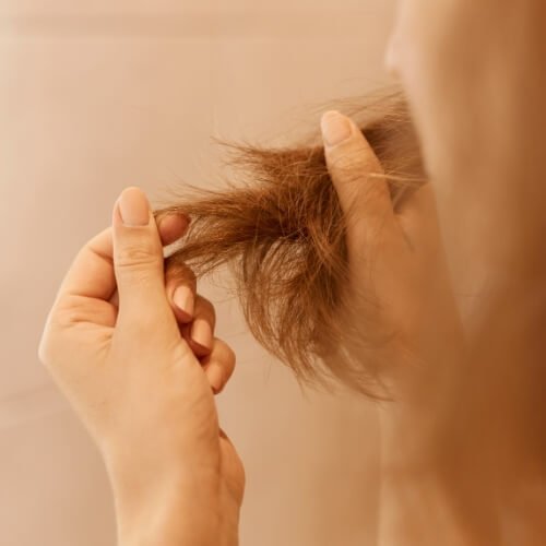 Qué es el efluvio telógeno en mujeres por Kuntur Clinic, centro capilar de Barcelona