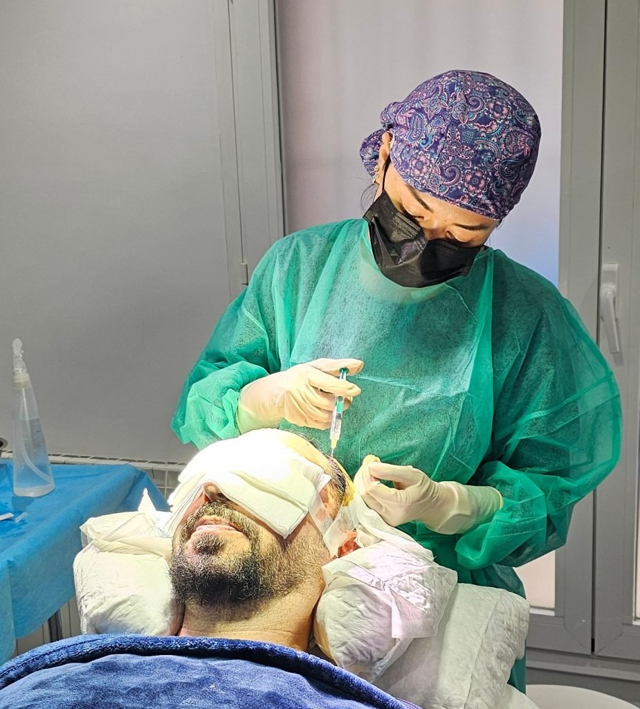 Dra Nicole realizando injerto capilar